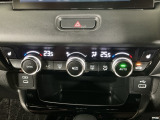 【左右独立オートエアコン】左右席で独立温度コントロールが可能です。運転席はキンキンに冷やして助手席はマイルドにと言った設定が可能です☆暑さ寒さでケンカすることもなくなりますね♪