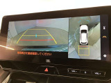 映像で見づらい車両周辺の確認をアシスト。クルマを真上から見ているような映像を表示。 運転席から確認しにくい車両周囲の状況を把握。