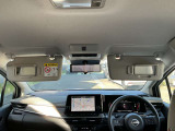 サンバイザーにはバニティミラー付きで車内でもお化粧直しできます