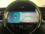 駐車をスマートにサポート。バックカメラ&前後障害物センサーを装備。