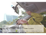 ドアトリムの傷・割れ・たるみ等のダメージの確認をします。抽出したダメージは検査端末に入力し、チェックシートに記載します。