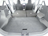 可倒式リヤシートを倒せばラッゲージスペースがさらに拡大。長さや幅のあるものも楽に収まります。