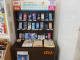 新車と中古車と併売店舗できれいなショールームとなっております。
