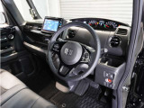 ◆視界広々で非常に運転しやすくロングドライブでも疲れを感じさせないすっきりとまとまったインパネ周りです。