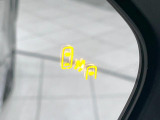 【ブラインドスポットモニター】走行中、ドアミラーの死角になりやすい箇所に後続車が接近するとサイドミラーのレンズに警告を表示!ドライバーに注意喚起をしてくれます。