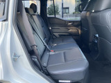 後席にはゆとりを感じるベンチシートが備わり、左右の乗員が落ち着いて過ごせる空間です。ドア内側や足元もすっきりまとまり、同乗者との移動にも便利。座面や背もたれの形状にも配慮された室内です。