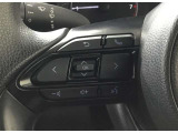 運転中目線を変えずにオーディオの操作ができるステアリングスイッチです