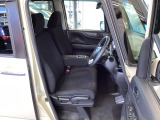フロント広々、ベンチシートの運転席は、ハイトアジャスターが付いているので、快適にドライブができます。ハンドルはチルトステアリングで、ハンドル位置を上下に調節できます。