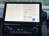 画面からドライバー設定やBluetooth、Wi-Fi、音声・オーディオなどの各種メニューにアクセスできます。タッチ操作と周辺のダイヤルを使い分けられ、日々の設定や音源選びも行いやすい装備です。