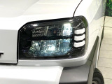 【LEDヘッドライト】悪天候や夜間走行時も良好な視界を確保し安心して運転できる高輝度LEDヘッドライトを装備!点灯速度が早く、消費電力も抑えられています。