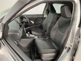 助手席側から見た車内の画像です。使い勝手の良い装備が整う上質な空間が広がっています。シートも快適で乗る人に安心感を与えます。