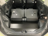 【ラゲージフロア】お客様に気持ち良く乗っていただけるよう、工具を使わず取り外せる部品は全て取り外し清掃しております。シート可動の場合は、シートを動かし裏側まで清掃を行っております。