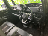 運転席まわりは前方の視界が広く、座った姿勢からメーターや周囲を確認しやすいレイアウトです。シートや足元も見渡しやすく、落ち着いて過ごせます。
