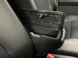 【フロントセンターアームレスト(ボックス付き)】運転席と助手席の間には、小物が収納できるボックス付のアームレストが装備!必要な物をぱっと取り出せて車内もスッキリです♪