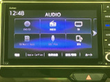 DVD・CDやラジオ、テレビなどの選択肢が画面に並び、利用したい音源を確認しやすい構成です。複数のメディアに対応したオーディオで、移動中を快適に過ごせます。