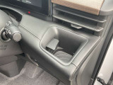 運転席の手の届きやすい位置に設置されたドリンクホルダー。