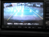 バックカメラの画像です。ガイドラインがスムースな車庫入れをサポートいたします。車庫入れの安心感がアップしますね。