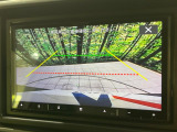 【バックカメラ】駐車時に後方がリアルタイム映像で確認できます。大型商業施設や立体駐車場での駐車時や、夜間のバック時に大活躍!運転スキルに関わらず、今や必須となった装備のひとつです!