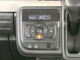【オートエアコン】一度お好みの温度に設定すれば、車内の温度を検知し風量や温度を自動で調整。暑い&hellip;寒い&hellip;と何度もスイッチ操作をする必要はありません。快適な車内空間には必須の機能ですね♪