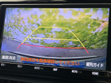 車両後方の映像にガイド線が表示され、駐車時に周囲との位置関係を把握する目安になります。画面上で進路を確認しながら操作でき、狭い場所での駐車や切り返しの際にも役立ちます。