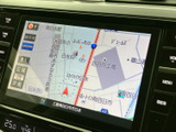 地図上に現在地や周辺道路が表示され、目的地までの道順を画面で確認できます。表示内容が見やすく、初めて訪れる場所へのお出かけでも経路を把握しやすいナビ画面です。日常の移動にも活躍します。