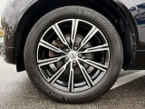 10スポーク7.5J&times;19ダイヤモンドカット/ブラック 235/55R19サイズのタイヤはミシュランを装備。