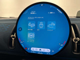 前方の状況をカメラで検知し、ドライバーの安全運転をサポートするドライビングアシストを搭載。