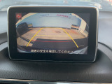 【リアカメラ】リバースに入れるだけで後方の映像が映ります。安全確認や、狭い駐車場での車庫入れ、雨の日や夜間など視界の悪い時に便利です。安全にバックする為には欠かせない装備です。