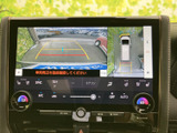 後方の映像と車両周囲を上から見た表示を組み合わせ、駐車時の状況を画面で確認できます。ガイドラインも表示されるため、駐車枠に合わせる際の目安になり、周囲を確かめながら操作しやすい装備です。