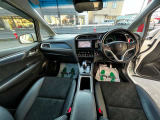 インパネ廻りの写真です。フロアー7ATですので、運転がしやすいです。純正メモリーナビ付きですので、ドライブやご旅行にとても便利です。