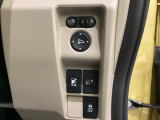 ハンドルの右側にはヘットライトリベライザーとVSA(ABS+TCS+横滑り抑制)の解除スイッチがついています。ヘッドライトリベライザーは道路状況や積荷の加重に応じてライトの高さを調節できます。