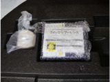 応急パンク修理キット。標準装着の20インチタイヤはもの凄く高いです、気絶する値段( ;&forall;;)
