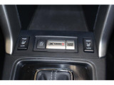 X-MODEの操作スイッチです。凍結した下り坂やタイヤが浮くような悪路でも、車体を安全に前へ進めてくれます。