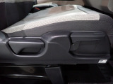 運転席はシートハイトアジャスター付で高さ調整が出来るので、色々な方のドライビングポジションに合います!