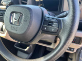 アダプティブクルーズコントロール搭載。 先行車を検知して、適切な車間距離を保てる速度に自動で調整し、先行車がいなくなった際は、設定速度で走行を続けます。