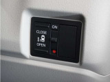 ◆片側電動スライドドア◆狭い駐車場でも乗り降りが楽々♪お子様が隣の車にドアを当ててしまう心配もございません!小さなお子様連れの方もこれで安心。