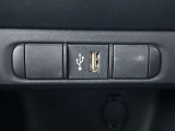 USBを接続できます。シガーソケットからではないので変換しなくても大丈夫ですね。