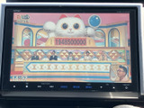 デジタルテレビの映像を画面で視聴でき、停車中の待ち時間も車内でゆったり過ごせます。映像が表示された状態で、画面からテレビ視聴を楽しめる装備です。