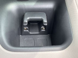 ◆◆◆前席ドリンクホルダーはトレイ式ですので、小物を置くのにも便利です。