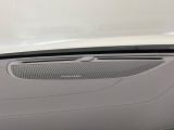 【harman kardon】ハーマンカードンのHi-Fiスペシャリストと共に、モデル別に開発・設計された専用チューニングが臨場感溢れる音響空間を実現しています。