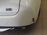 コーナーセンサーを車両の前後に装備。障害物までの距離に応じて警告音を変えてお知らせ。縦列駐車時や駐車場・車庫などでの取り回しをサポートします。詳細は販売店スタッフまでお尋ねください。