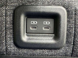 運転者後ろには充電用ソケット