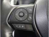 ステアリングスイッチ付き。前方から目を離すことなく操作することが可能です。