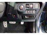キーレスアクセス&プッシュスタート、ETC2.0(ビルトイン)、運転席シートポジションメモリー機能、SRVD、コーナーセンサーも装備。足元は滑りにくいアルミスポーツペダルは標準装備です。