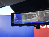 スマートルームミラーです。後部座席に人が座っていても後方を確認できます。