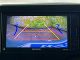 後方の様子を画面で確認しながら駐車でき、車庫入れや狭い場所での切り返しをサポートします。ガイド線も表示されるため、周囲の状況を見ながら位置を把握しやすく、日常の駐車時に頼りになる装備です。