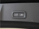 テールゲートには、スイッチ一つで開閉可能な電動開閉機能を採用。ダッシュボードとテールゲートに設置されたボタンを押すだけで自動的に開閉します。