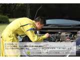 エンジンの異音、オイル漏れ、におい等を確認し、フロント部の骨格に損傷・修正・交換跡がないかライトを使用し入念に確認いたします。
