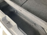 トランク下小物入れがあります。