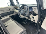 【運転席】座り心地が良いシートなので長時間の運転でも快適にお過ごしいただけます。新品のフロアマットのご注文も可能です。掲載箇所以外にご希望の写真がございましたらお気軽にお問い合わせ下さい。